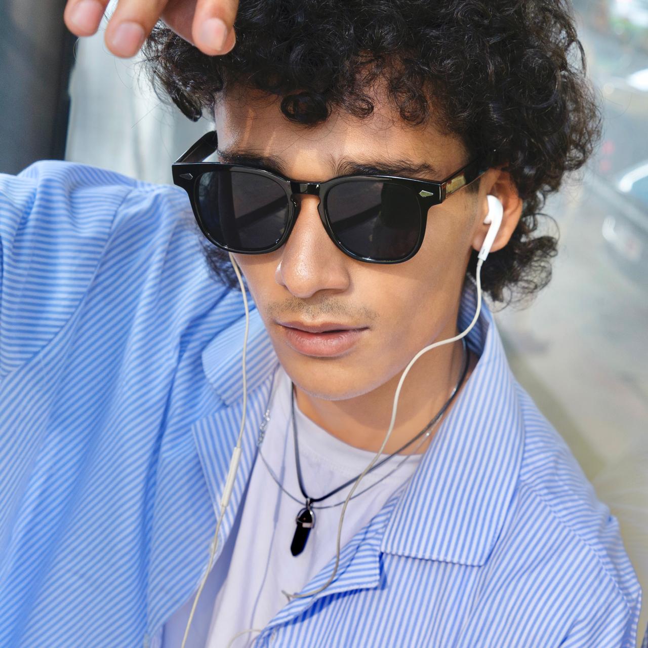 Square black sunglass 658