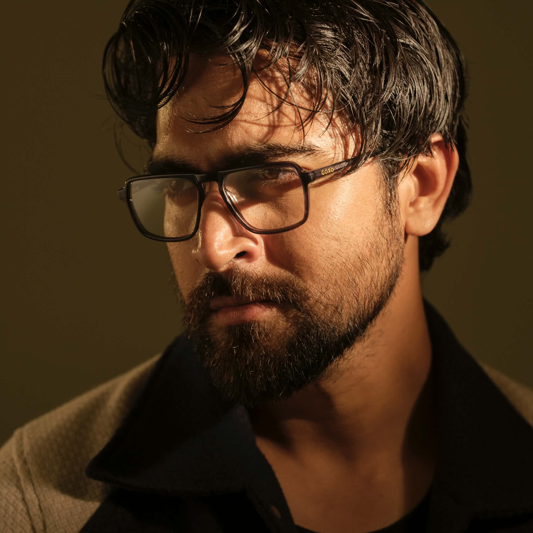 Grey rectangular frames 252